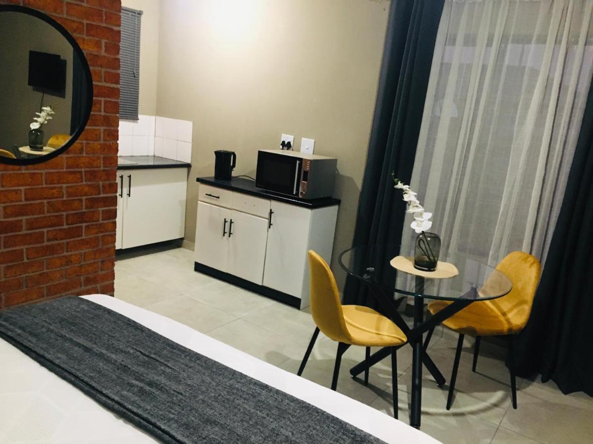 Black Rose Guesthouse Soweto Esterno foto