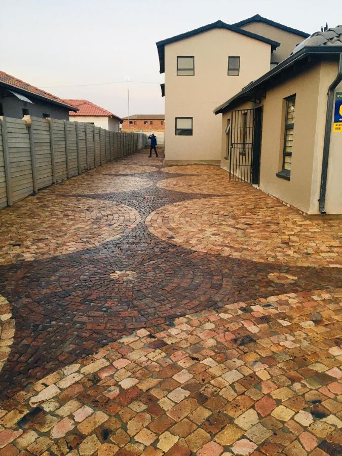 Black Rose Guesthouse Soweto Esterno foto