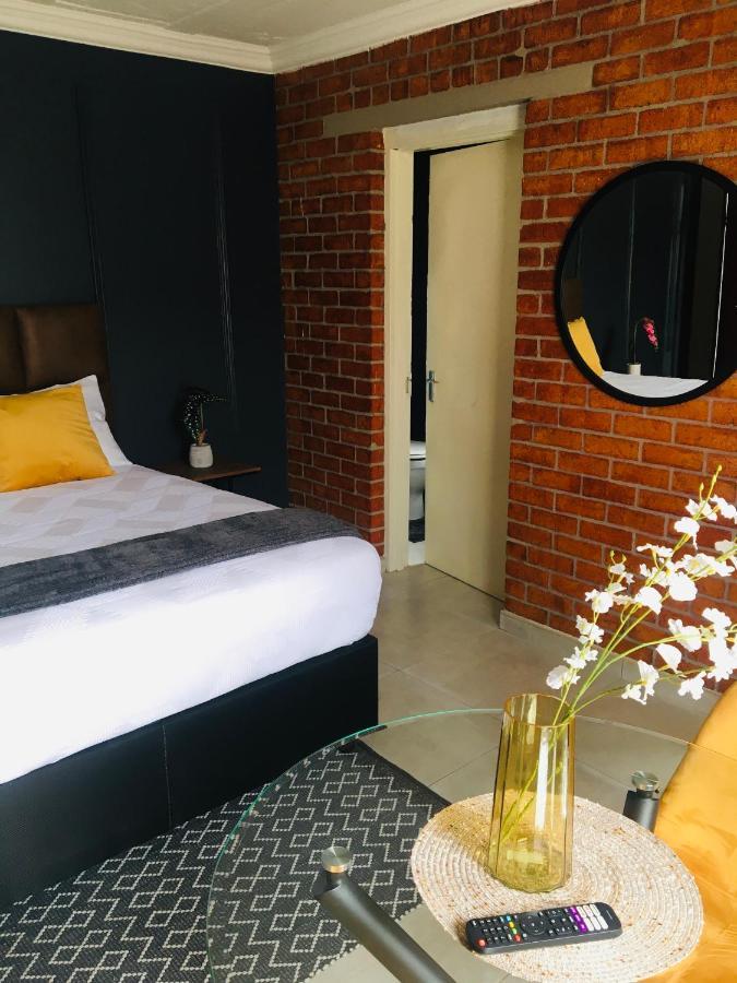 Black Rose Guesthouse Soweto Esterno foto