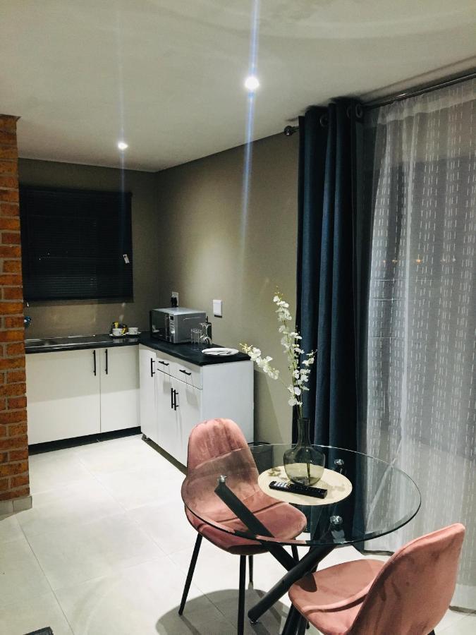 Black Rose Guesthouse Soweto Esterno foto