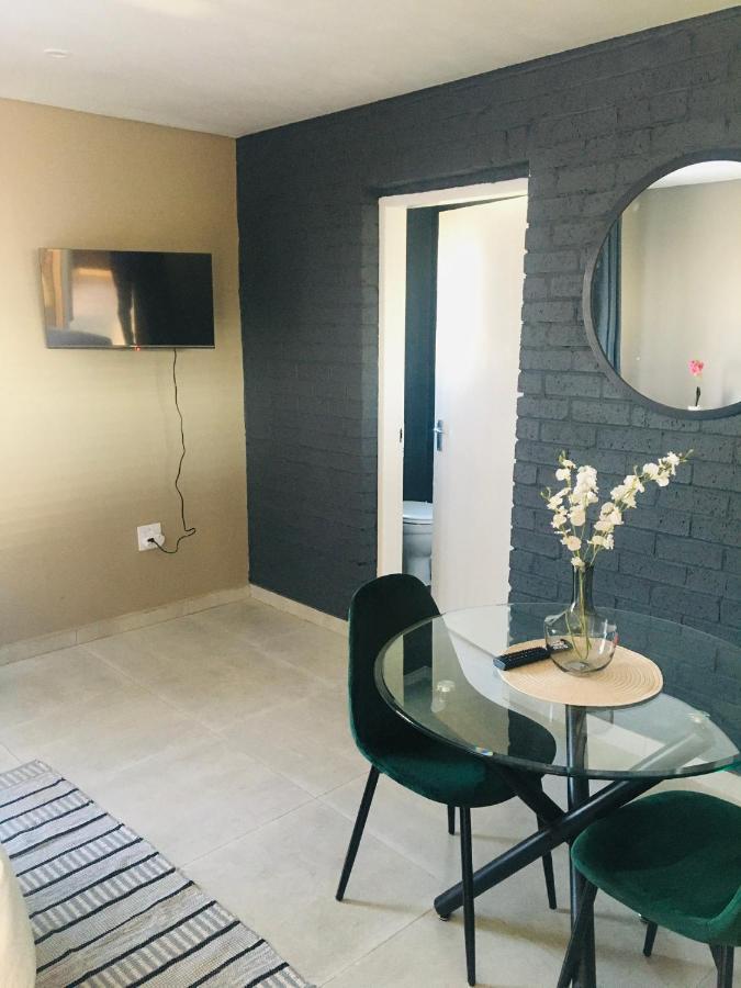 Black Rose Guesthouse Soweto Esterno foto